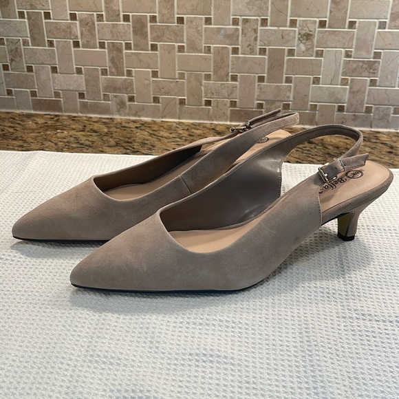 Bella Vita suede slingbacks 11W nude - Picture 1 of 5